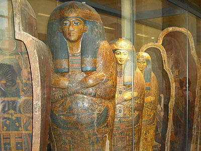 Sarcophages égyptiens, conservés au musée du Louvre.