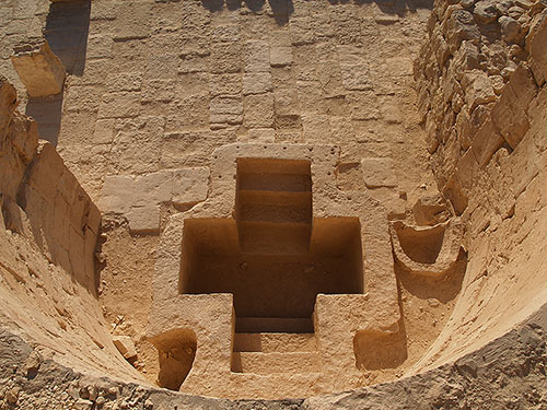 Le baptistère de l'église du sud avec sa cuvette en forme de croix.