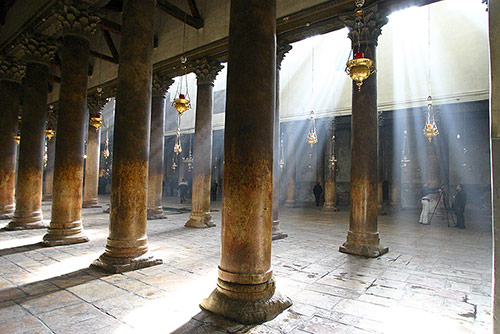 La nef de la basilique de la Nativite