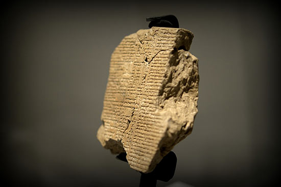 Un ostracon dans la main du chercheur français