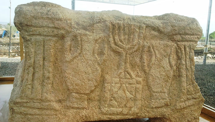 pierre sculptée de la synagogue de Magdala