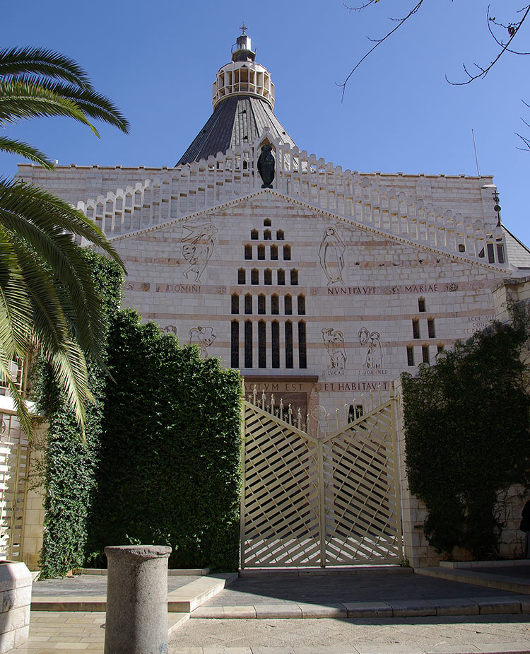 Façade de la basilique